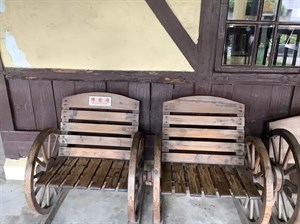 追分車站外的造型休憩木椅