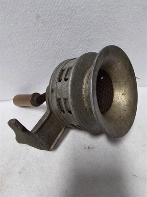 館藏手搖式防空警報器為太平洋戰爭時期所使用之產物