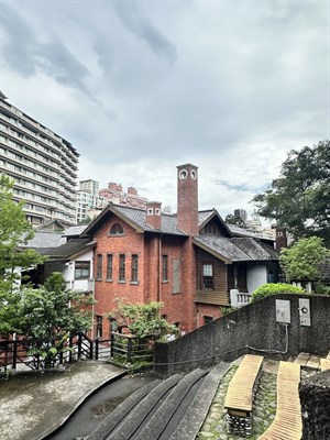 東面可見特色煙囪也有一個新建的戶外劇場
