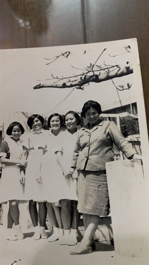 王慧美（左一）護理班時期留影