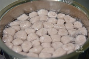  5.將切好的芋圓放入滾水中，煮至飄起膨脹就可以撈出