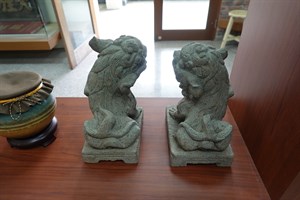 館藏石獅組背面