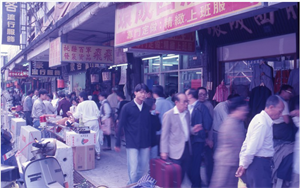 西服店清倉拍賣盛景