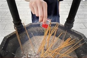 拿著紅線繞香爐三圈