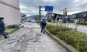圖6、輪島市區內道路土壤液化現象