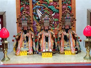 後殿三樓龍邊神龕，奉祀三官大帝。