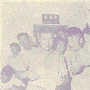 張總幹事引導鄉鎮幹部參觀醫院設備