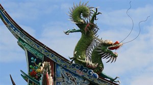 正殿屋脊上的蚩尾作行龍造型。