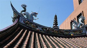 霞海城隍廟正殿屋頂正脊上的雙龍護塔剪黏裝飾。