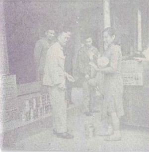 彰化縣黨部張組長；主管社會服務，特別由張總幹事陪同參觀物資發放情形。