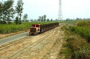 駛過轉裝臺的空車