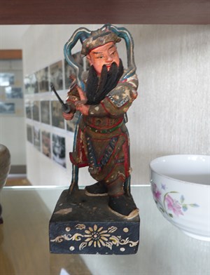 秦叔寶像紅臉相貌斯文和善