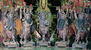 五營將軍:霞海城隍廟所供俸的屬張、蕭、李、劉、連等五位將軍。