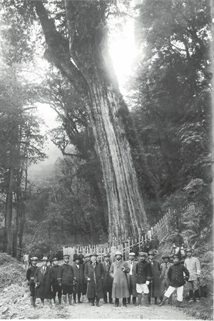 附圖:鐵路建設前，眾人前往阿里山踏勘