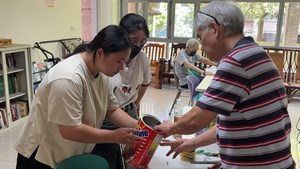 跟著眷村耆老學做燈籠。