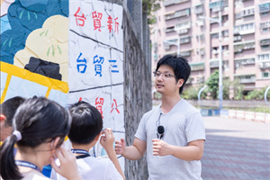 與學生介紹陸光社區。