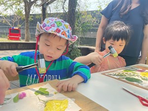 仁仁森林幼兒園-植物染敲打