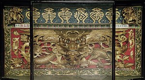 拜殿供桌前方桌堵雕有蟠龍裝飾以及「霞海城隍老爺」鼎型篆文。