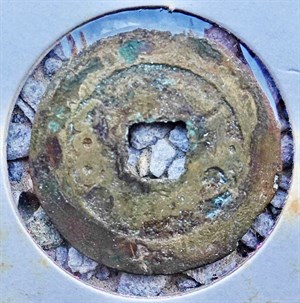 館藏崩溪缺古笨港遺址出土之清代嘉慶通寶背寶直背面