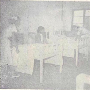 護士小姐為住院軍眷整理病床