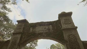 李崠山古堡正門