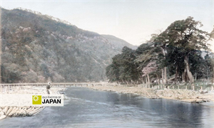 1890年代の嵐山 川に浮かぶ丸太(日本の古写真)