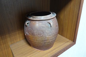 豬油甕口緣有一道防蟻水溝