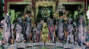 城隍爺從祀「八將」:謝、范將軍(右四、左四)，牛馬將軍(右三、左三)，  枷、鎖將軍(右二、左二)，日、夜遊神(右一、左一)。