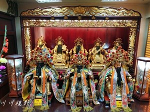 財神殿奉祀有五路財神金尊，前方中間及虎邊方還有奉祀武財神爺，前方龍邊方奉祀文財神爺。