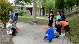 各組開始安排訪談與拍攝部落的靈魂人物，如耆老、手藝傳承者或在地故事代表人物。學員們分工合作，有人負責攝影、收音，有人負責訪問與記錄，實地採集寶貴的影像與聲音素材。