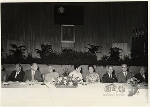 1950年代末期至1960年代初期，蔣介石以茶會款待海外回國學人，右四即為吳健雄