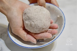 3.用手將其揉成糰，搓揉2-3分鐘後，芋泥糰表面會越來越光滑，這樣做出來的芋圓會較Q彈。