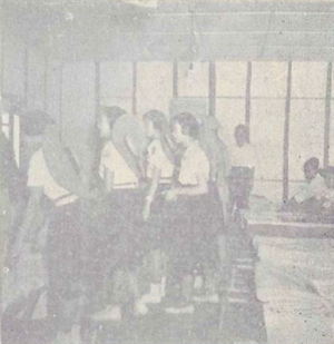 女生學們都來慰問她的們朋友
