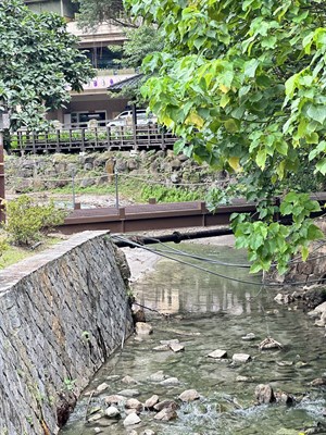 木橋下可見百年北投水道的鑄鐵水管