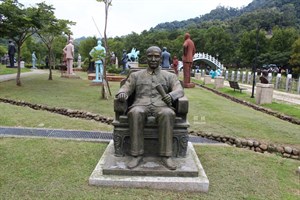 大溪「慈湖陵寢暨紀念雕塑公園」