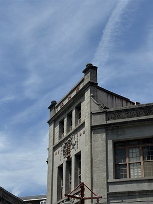 老建築與晴空的對話