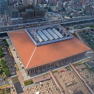 由新光人壽保險摩天大樓俯瞰臺北車站與京站大樓工地。