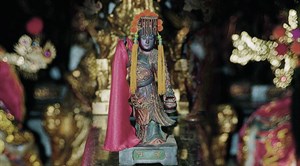 霞海城隍廟同祀神嫘祖為紡織業守護神。