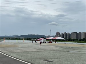 搬運龍舟的人