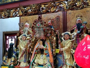 在玉皇上帝後方，就是三清道祖金尊。