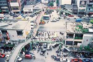 愛、信棟間 行人天橋俯視