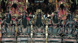 五路財神為: 武財神趙公明(中)、招寶天尊(右二)、納珍天尊(左二)、利市仙官、(右一)、招財使者(左一)