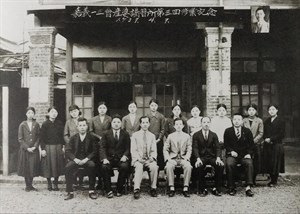 昭和13年（1938）嘉義產婆講習所畢業生於諸峰醫院合影留念