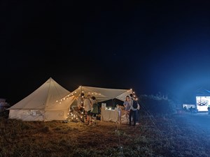 我們在記憶的產地紮營夜晚的帳篷