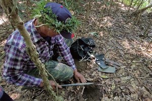 ②依「吊板」尺寸挖出適當的土洞再插入「丁勾」。