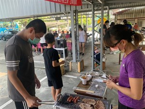 1110910參與社區中秋烤肉活動 協助長者烤肉