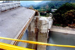 台中縣石岡水壩部份主壩體及水閘門，遭九二一大地震