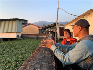 美濃湖水雉棲地主任陳柏豪與無償鱉池的志工陳慧珠商談合約