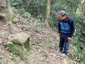 東坑道路龍雲寺往關西方向路下方之石板伯公_2