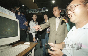 民國88 年謝長廷參加電玩好手網上爭鋒活動